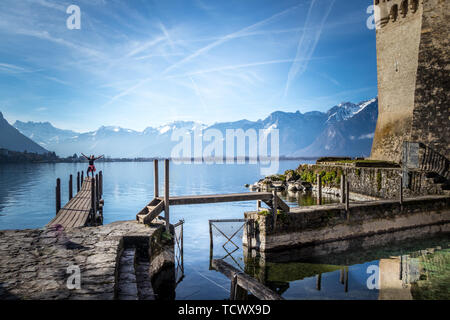 Bilder von einer Frau, die an verschiedenen Orten in Montreux See Stockfoto