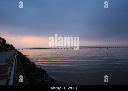 Die Landschaft von Zhuhai unter der Morgen Licht am 3. Februar 2019 ist sehr schön, vor allem die Hong Kong-Zhuhai-Macao Brücke, die auf der Oberfläche des Meeres, der besonders spektakulär ist, erstreckt. Stockfoto