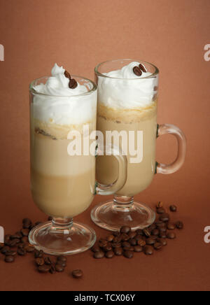 Duftenden Kaffee Latte in Gläsern, Schalen, auf braunem Hintergrund Stockfoto