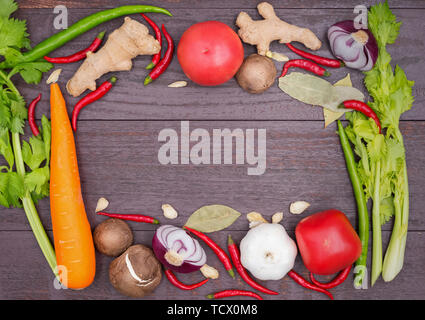Alle Arten von Gewürzen und Gemüse zum Kochen und Würzen. Stockfoto