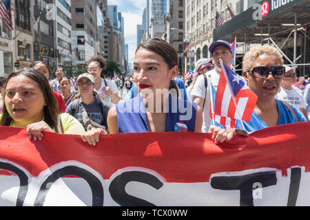 New York, USA. 09 Juni, 2019. Kongressabgeordnete Alexandria Ocasio-Cortez - Am 9. Juni 2019, Millionen von Menschen die Strassen entlang der 5th Avenue in Midtown Manhattan feiern ihren Puerto Rican Erbe. In seinem 62. Jahr, die nationalen Puerto Rican Day Parade ist die größte Parade der Puertoricanischen Kultur. Das diesjährige Thema war "Un Pueblo, Muchas Voces' (eine Nation, viele Stimmen) feiert die Vielfalt von Puerto Rico. Credit: Gabriele Holtermann-Gorden/Pacific Press/Alamy leben Nachrichten Stockfoto