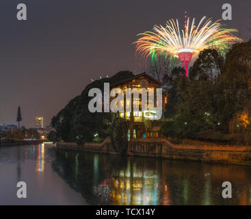 Tianfu Panda Turm Feuerwerk am Rande der Funan River in Chengdu Stockfoto