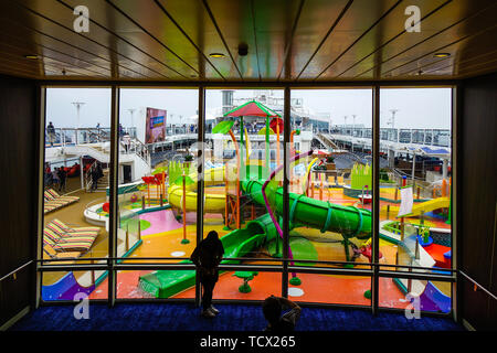 Shanghai, China - Jun 3, 2019. Die zentrale Wasser Park am Kreuzfahrtschiff oder Schiff Spektrum der Meere von Royal Caribbean. Stockfoto