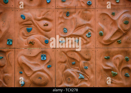 Klettern an der Wand. Gilt für Klettern an einer Wand in der Turnhalle. Stockfoto