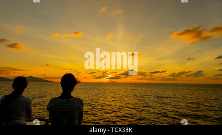 Silhouetten der beiden Frauen beobachten Sonnenuntergang Stockfoto