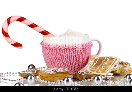 Tasse Kaffee mit Weihnachten Süße isoliert auf weißem Stockfoto