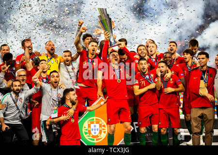 Das portugiesische Team mit der Trophäe, während der UEFA Nationen League Finale im Dragon Stadion in Porto, Portugal (Portugal 1:0 Niederlande). Stockfoto