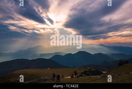 Anji Mountain ist ein hoher Berg in Linhai City, Zhejiang. Dingping als paragliding Sport Basis eingestellt worden. Wir sehen den Sonnenuntergang und Jesus Licht auf dem Gipfel des Berges. Stockfoto