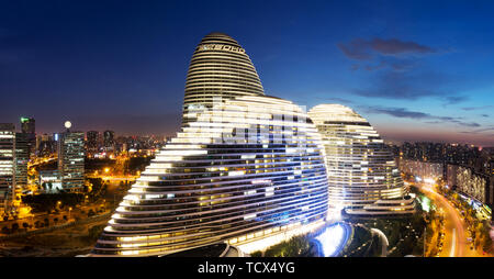 Ityscape und berühmte Gebäude, WangJing Soho in der Nacht. Stockfoto