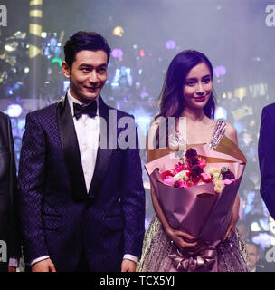 Shanghai, China - Jun 3, 2019. Berühmte chinesische Filmstar Huang Xiaoming und Angela Yeung Flügel in der Partei auf das Spektrum der Meere Kreuzfahrtschiff. Stockfoto