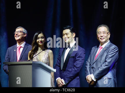 Shanghai, China - Jun 3, 2019. Berühmte chinesische Filmstar Huang Xiaoming und Angela Yeung Flügel in der Partei auf das Spektrum der Meere Kreuzfahrtschiff. Stockfoto