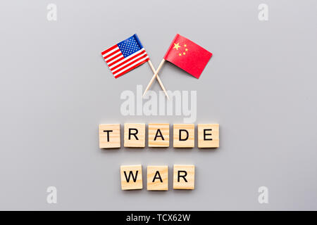 Kreative, oben flach von China und USA-Flagge, Modellerstellung und kopieren Raum auf grauem Hintergrund im minimalistischen Stil. Konzept der Handelskrieg zwischen den Vereinigten Staat Stockfoto