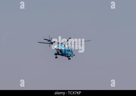 China Air Force Direct-8 Helikopter Hubschrauber fliegt nach Zhuhai für die Zhuhai 2018 Air Show, Zhuhai Jinwan Flughafen Air Show Center, 30. Oktober 2018 vorzubereiten. Stockfoto