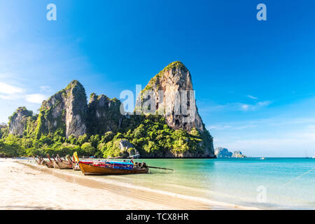 Long tail Boot auf tropischen Railay Beach, Aonang, Krabi, Thailand Stockfoto