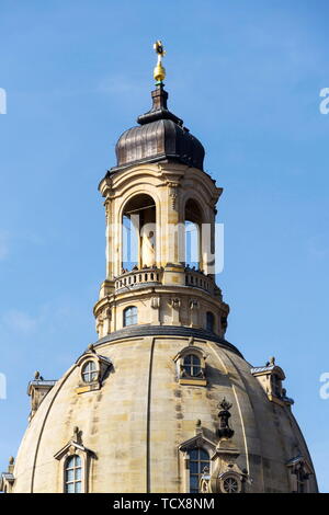 DRESDEN, Deutschland - 2. APRIL 2018: die Lutherische Kirche Dresdner Frauenkirche, Kirche Unserer Lieben Frau an einem sonnigen Tag am 2. April 2018 in Dresden, Deutschland.