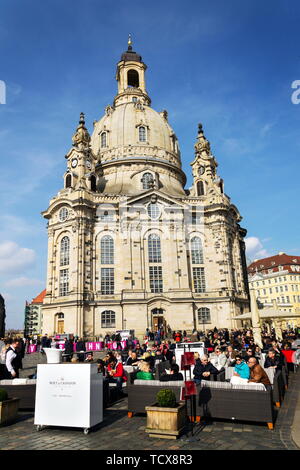 DRESDEN, Deutschland - 2. APRIL 2018: die Lutherische Kirche Dresdner Frauenkirche, Kirche Unserer Lieben Frau an einem sonnigen Tag am 2. April 2018 in Dresden, Deutschland. Stockfoto