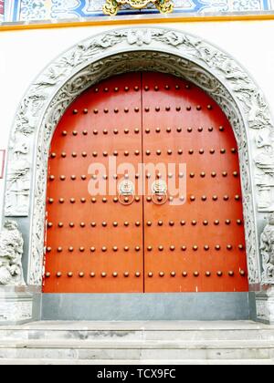 Alte Häuser, alte Gebäude, Türen, Tür, Ringe, antiken Holztüren. Stockfoto