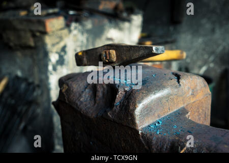 Hammer und Amboss in der Schmiede Stockfoto