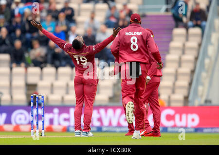 West Indies Sheldon Cottrell feiert die wicket von Südafrikas Aiden Markram während der ICC Cricket World Cup group Phase Match im Hampshire Schüssel, Southampton. Stockfoto