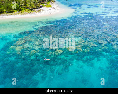 Luftbild von oben nach unten Leute Schnorcheln am Korallenriff tropische Karibik, türkisblaues Wasser. Indonesien Banyak Inseln Sumatra, touristische Tauchen Reisen Stockfoto