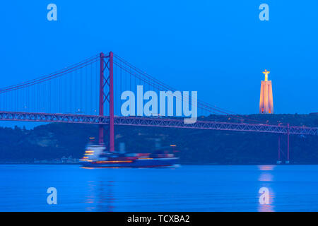 Container schiff unter der Brücke des 25. April und Almada Cristo Rei Statue bei Sonnenuntergang, Belem, Lissabon, Portugal, Europa, Stockfoto