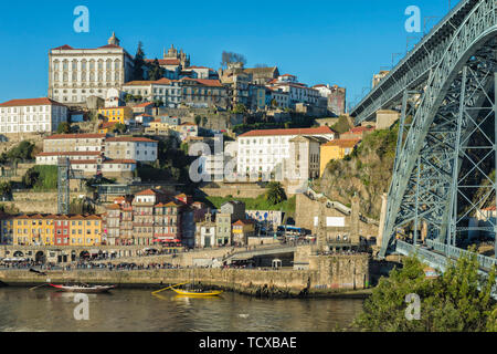 Ehemaliger Bischofspalast mit Blick auf Ribeira Viertel und Ponte Dom Luis I Brücke, UNESCO Weltkulturerbe, Porto, Portugal, Europa Stockfoto