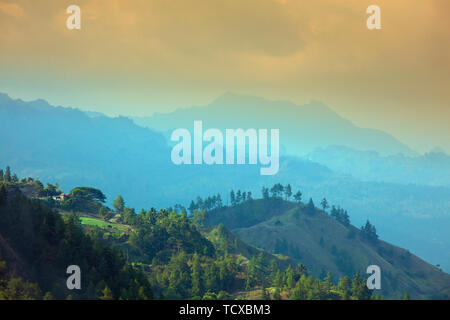 Blick über eine Torajan highland Landschaft, Tana Toraja, Sulawesi, Indonesien, Südostasien, Asien Stockfoto