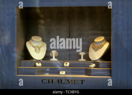 Schmuck im Schaufenster an Chaumet in Paris Stockfoto