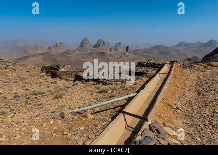 Wasser, das auf der Oberseite des Assekrem, Tamanrasset, Hoggar Gebirge, Algerien, Nordafrika, Afrika Stockfoto