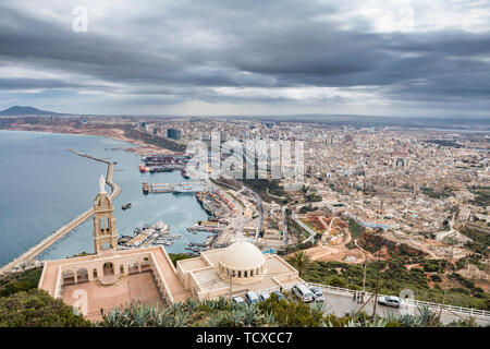 Blick über Oran mit der Santa Cruz Cathedral im Vordergrund, Oran, Algerien, Nordafrika, Afrika Stockfoto