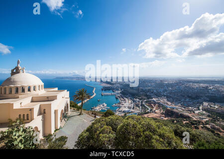 Blick über Oran mit der Santa Cruz Cathedral im Vordergrund, Oran, Algerien, Nordafrika, Afrika Stockfoto