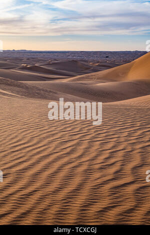 Sonnenuntergang in den riesigen Sanddünen der Wüste Sahara Timimoun, westlichen Algerien, Nordafrika, Afrika Stockfoto