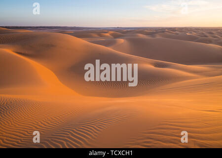 Sonnenuntergang in den riesigen Sanddünen der Wüste Sahara Timimoun, westlichen Algerien, Nordafrika, Afrika Stockfoto