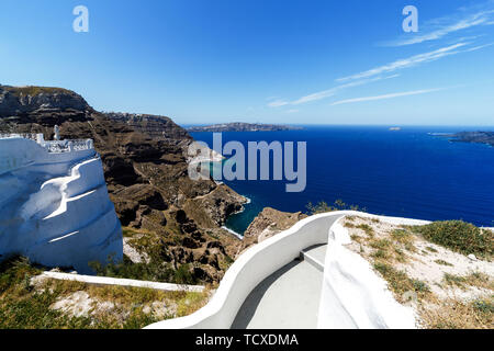 Ein typisches Treppenhaus im Dorf auf der griechischen Insel Santorini. Stockfoto