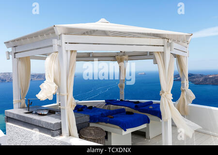 Blick auf das Meer. Balkon des Hotel, das über zwei Sun Lounges in Blau Stockfoto