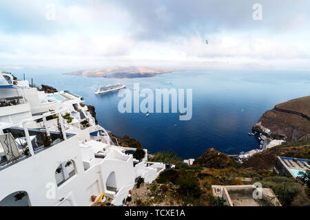 Malerischer Blick auf die Stadt von Santorini. Weißes Gebäude, das Meer, die Berge. Romantischer Urlaub Stockfoto