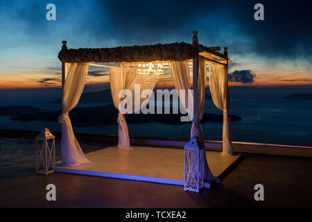 Hochzeit Abend mit Lampen, die an der Küste auf das Meer. Romantische Ferien am Meer Stockfoto