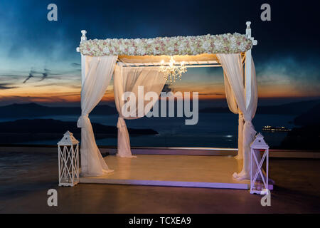 Hochzeit Abend mit Lampen, die an der Küste auf das Meer. Romantische Ferien am Meer Stockfoto