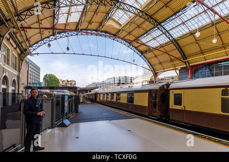 Pullman Wagen bildet die Belmond Venice Simplon Orient Express stand auf der Plattform 2 Victoria, London SW1 Warten auf Abflug Stockfoto