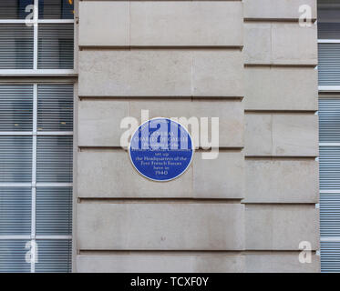 Blaue Plakette in Carlton Gardens, Westminster, London, SW1, UK: General Charles de Gaulle und der Hauptsitz der Freien französischen Streitkräfte im Jahre 1940 Stockfoto