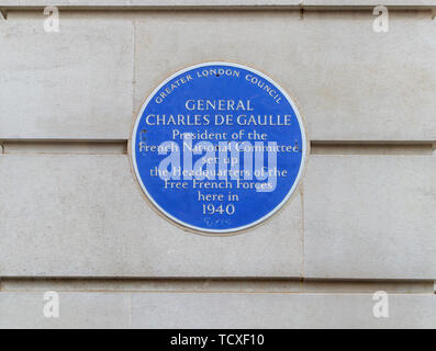 Blaue Plakette in Carlton Gardens, Westminster, London, SW1, UK: General Charles de Gaulle und der Hauptsitz der Freien französischen Streitkräfte im Jahre 1940 Stockfoto