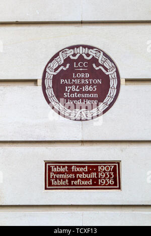 Wall Plaque in Carlton Gardens, Westminster, London, SW1, UK: Lord Palmerston 1784-1865, Staatsmann und Premierminister, hier lebte Stockfoto