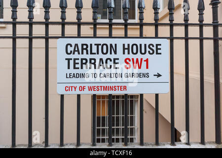 Straße Straße name Zeichen auf eisenstangen für Carlton House Terrace, Carlton Gardens, Westminster, London, SW1, UK Stockfoto