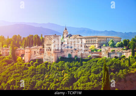 Erstaunlich Alhambra Palace Complex am Morgen in Sunrise Licht aufgenommen. Schönes Stück der maurischen Architektur, umgeben von grünen Bäumen, ist in Granada, Spanien. Stockfoto