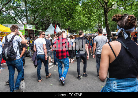 Berlin, Kreuzberg, blücherplatz. 7. -10. Juni 2019. Karneval der Kulturen Street Festival: jedes Jahr an Pfingsten, dass die multikulturelle Vielfalt der Stadt feiert mit musikalischen, kulturellen und Verkaufsstände Essen & Getränke aus aller Welt, Kredit: Eden Breitz/Alamy Stockfoto