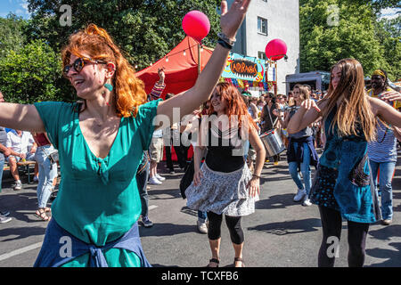 Berlin, Kreuzberg, blücherplatz. 7. -10. Juni 2019. Karneval der Kulturen Street Festival: jedes Jahr an Pfingsten, dass die multikulturelle Vielfalt der Stadt feiert mit musikalischen, kulturellen und Verkaufsstände Essen & Getränke aus aller Welt, Kredit: Eden Breitz/Alamy Stockfoto