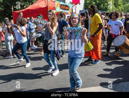 Berlin, Kreuzberg, blücherplatz. 7. -10. Juni 2019. Karneval der Kulturen Street Festival: jedes Jahr an Pfingsten, dass die multikulturelle Vielfalt der Stadt feiert mit musikalischen, kulturellen und Verkaufsstände Essen & Getränke aus aller Welt, Kredit: Eden Breitz/Alamy Stockfoto