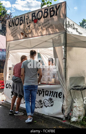 Berlin, Kreuzberg, blücherplatz. 7. -10. Juni 2019. Karneval der Kulturen Street Festival: jedes Jahr an Pfingsten, dass die multikulturelle Vielfalt der Stadt feiert mit musikalischen, kulturellen und Verkaufsstände Essen & Getränke aus aller Welt, Kredit: Eden Breitz/Alamy Stockfoto