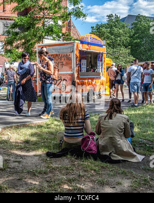 Berlin, Kreuzberg, blücherplatz. 7. -10. Juni 2019. Karneval der Kulturen Street Festival: jedes Jahr an Pfingsten, dass die multikulturelle Vielfalt der Stadt feiert mit musikalischen, kulturellen und Verkaufsstände Essen & Getränke aus aller Welt, Kredit: Eden Breitz/Alamy Stockfoto