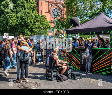 Berlin, Kreuzberg, blücherplatz. 7. -10. Juni 2019. Karneval der Kulturen Street Festival: jedes Jahr an Pfingsten, dass die multikulturelle Vielfalt der Stadt feiert mit musikalischen, kulturellen und Verkaufsstände Essen & Getränke aus aller Welt, Kredit: Eden Breitz/Alamy Stockfoto